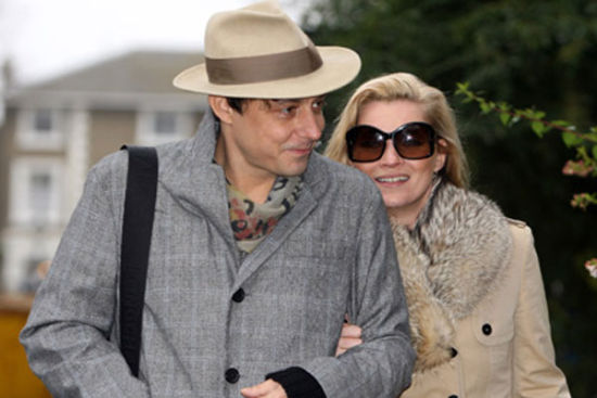 Kate Moss夫妇7月街拍 穿衣风格相互呼应