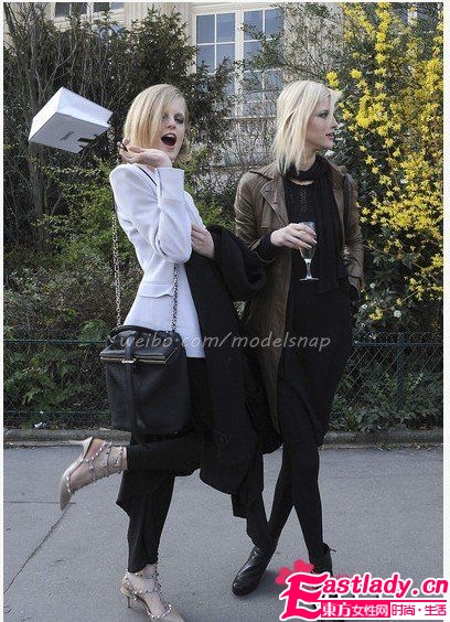 闺蜜街拍 大秀姐妹情谊