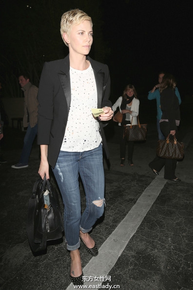 明星穿破洞牛仔裤别有韵味