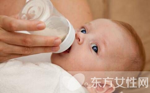 新生儿脐带该怎么护理 新生儿脐带不脱落怎么办