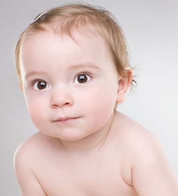 夏季宝宝抹爽身粉需注意 不要抹到女宝大腿内侧