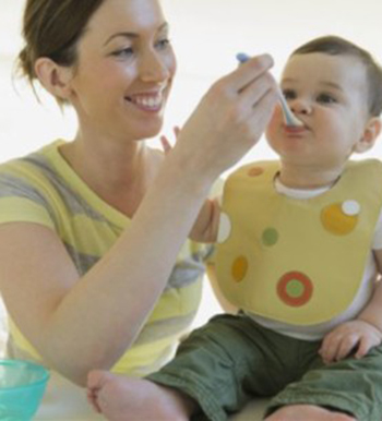 奶奶给娃喂饭喂成胃出血 大人喂食小孩需小心