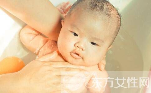 新生儿脐带该怎么护理 新生儿脐带不脱落怎么办