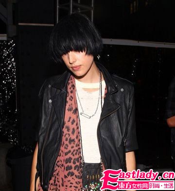 女星围巾百变秀 百变风情在颈上