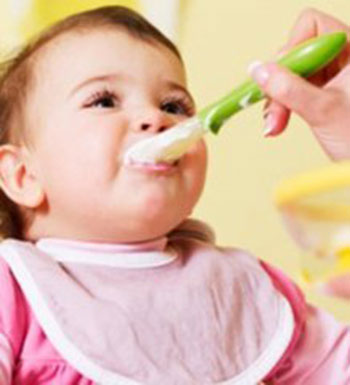 奶奶给娃喂饭喂成胃出血 大人喂食小孩需小心