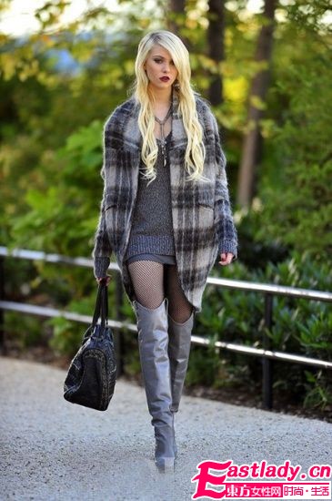 女星增高有秘诀 街头吸睛靠长靴