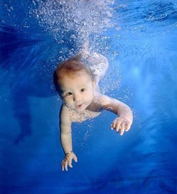 婴儿学游泳好不好  婴儿学游泳的好处