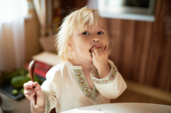 婴儿多大可以添加辅食 添加辅食必须知道的事儿