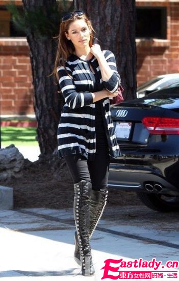 女星增高有秘诀 街头吸睛靠长靴