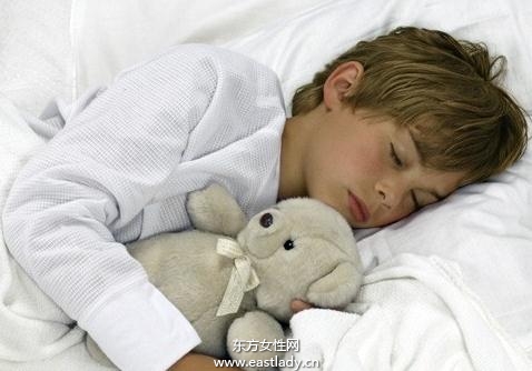 天冷宝宝晚上睡觉不踏实踢被子怎么办