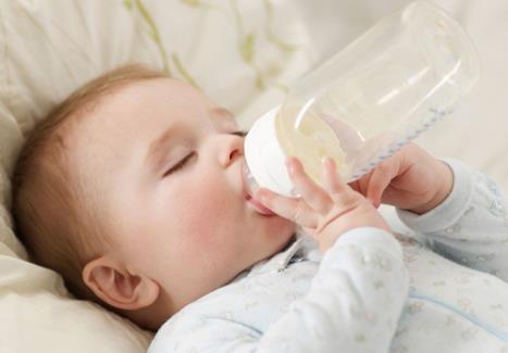 宝宝不爱喝水容易造成健康问题