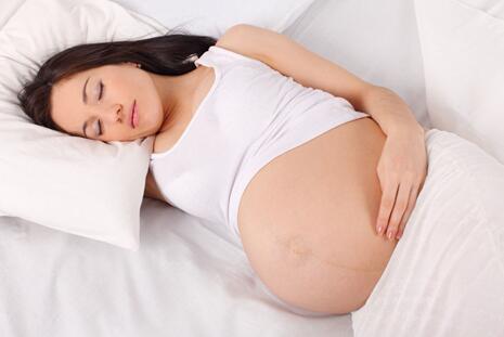 孕妇睡姿关系胎儿发育 快来学习孕妇的正确睡姿