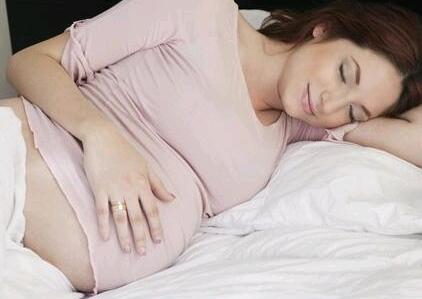 孕妇睡姿关系胎儿发育 快来学习孕妇的正确睡姿