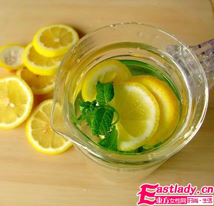 柠檬泡水 喝出瘦美人