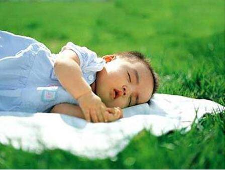 宝宝中暑的症状 有些东西万万不能吃