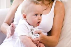 宝宝吃奶打嗝怎么办 宝宝为什么老打嗝呢