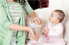 冲奶粉的水温多少合适 专家建议40—60摄氏度为宜