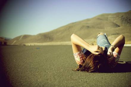 女性跷二郎腿需注意 易引发痛经加重