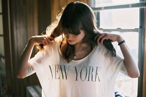 女性跷二郎腿需注意 易引发痛经加重