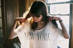 女性跷二郎腿需注意 易引发痛经加重