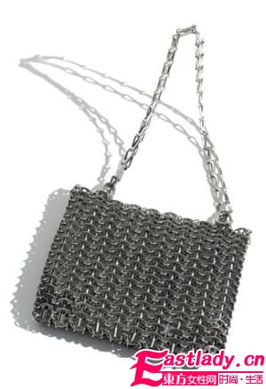 76岁西班牙设计师Paco Rabanne复出 重新推出锁甲包