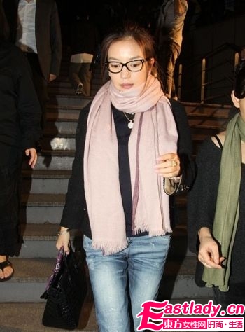 Miu Miu 2011系列手袋单搭肩挎背造型低调随意