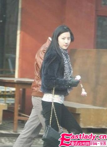 Miu Miu 2011系列手袋单搭肩挎背造型低调随意