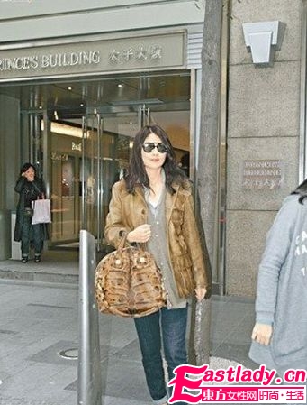 Miu Miu 2011系列手袋单搭肩挎背造型低调随意