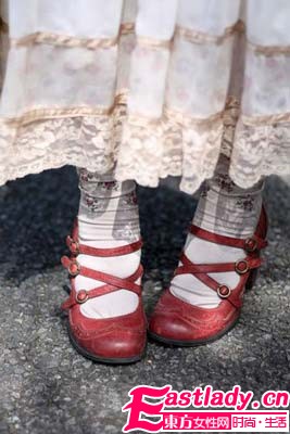 袜子低调鞋子当主角   五彩斑斓的腿部时尚