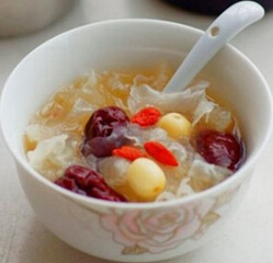 红枣银耳莲子羹 银耳莲子羹的做法与功效