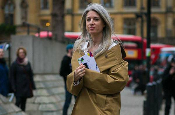 卡其色风衣3月来“叫春” 刘亦菲敞开穿气场足