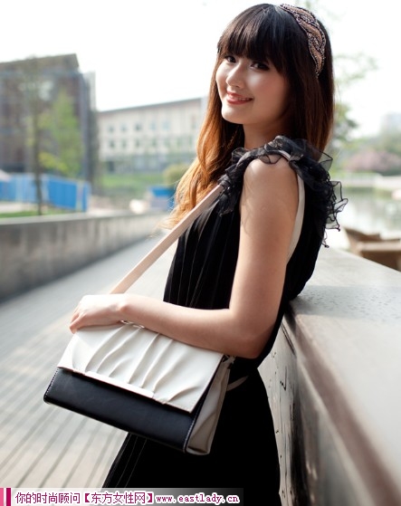 时尚女士包包可拎可背两用设计 让你的出行更加方便