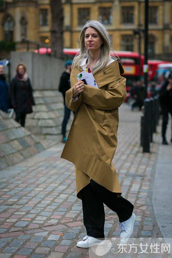 卡其色风衣3月来“叫春” 刘亦菲敞开穿气场足