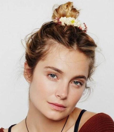 快用别致的发饰给你的丸子头变变样