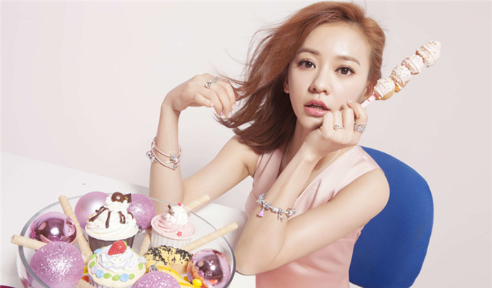 陈意涵最新写真大片 鬼马另类搭配显小女人风味