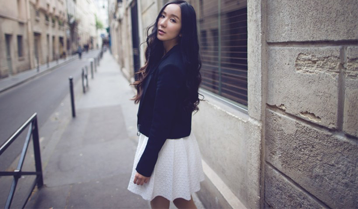 娄艺潇街拍Look简单随性 撩发微笑灿烂迷人