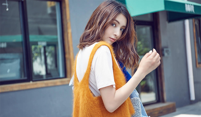 “人鱼公主”麦迪娜时尚街拍 演绎冬日少女混搭