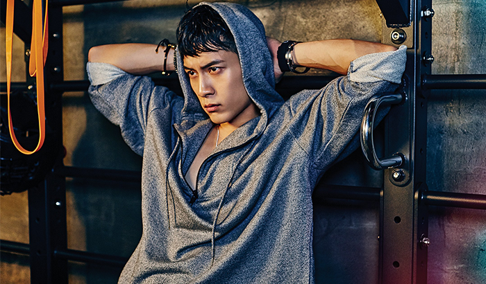 演员韩东君时尚写真 运动湿身肌肉半露引尖叫