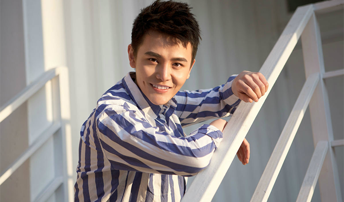 孙坚近期街拍曝光 飞行员外套+帽衫时尚温暖两不误