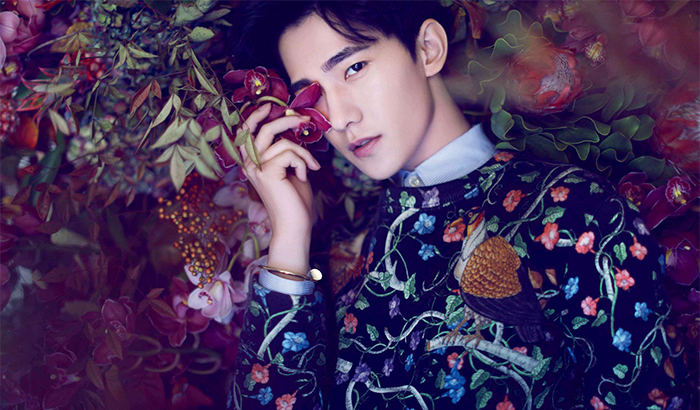 杨洋登《时尚COSMO》杂志封面 化身暗夜花美男