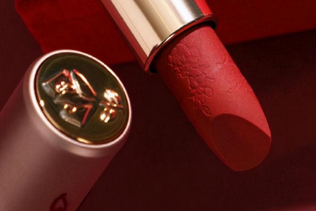 如何使用粉底液？（涂抹粉底液的手法拒绝无效化妆）