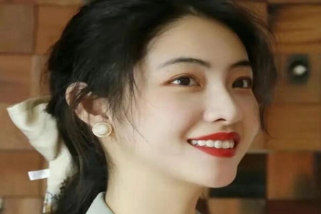 头发多的女生适合什么发型？这四款发型洋气还显脸小时尚