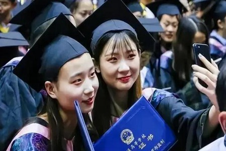 天王郭富城一家现身殡仪馆 女儿正脸曝光老婆方媛霸气护娃