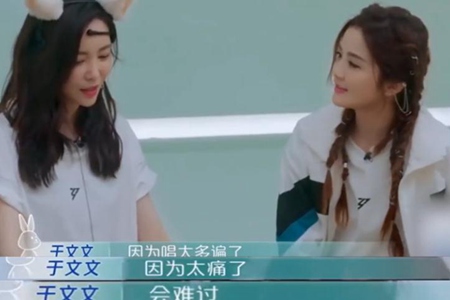 邓家佳与男子亲密牵手被拍疑恋情曝光 其闪婚闪离黑料被扒