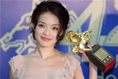 小野马泫雅的紫色镜面妆，成为模仿的新潮流