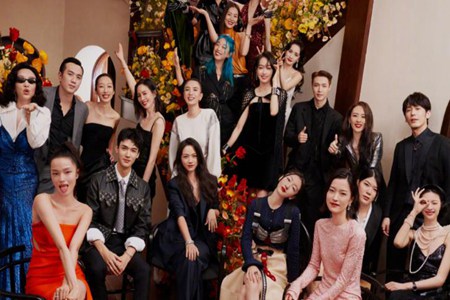 VOGUE最新合照曝光 影后坐C位杨幂宋茜往后站