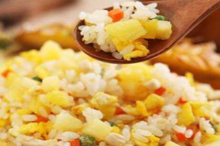 菠萝饭怎么做好吃？（这款菠萝炒饭的做法家常）