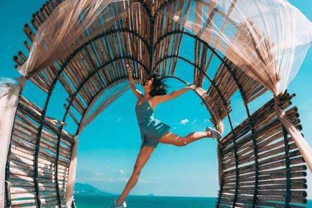 赵奕欢今日最新消息 穿吊带玩滑板嗨翻了