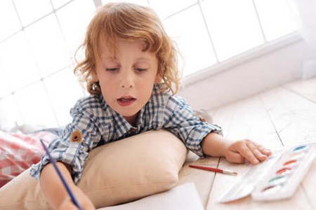 智力低宝宝表现有哪些呢？这四个症状早发生早治疗