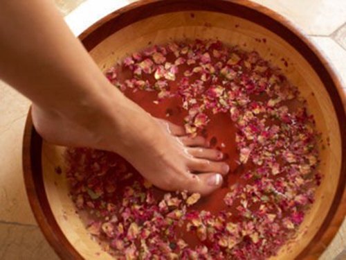 女性泡脚的好处及注意事项：选择适合的药材、时间和